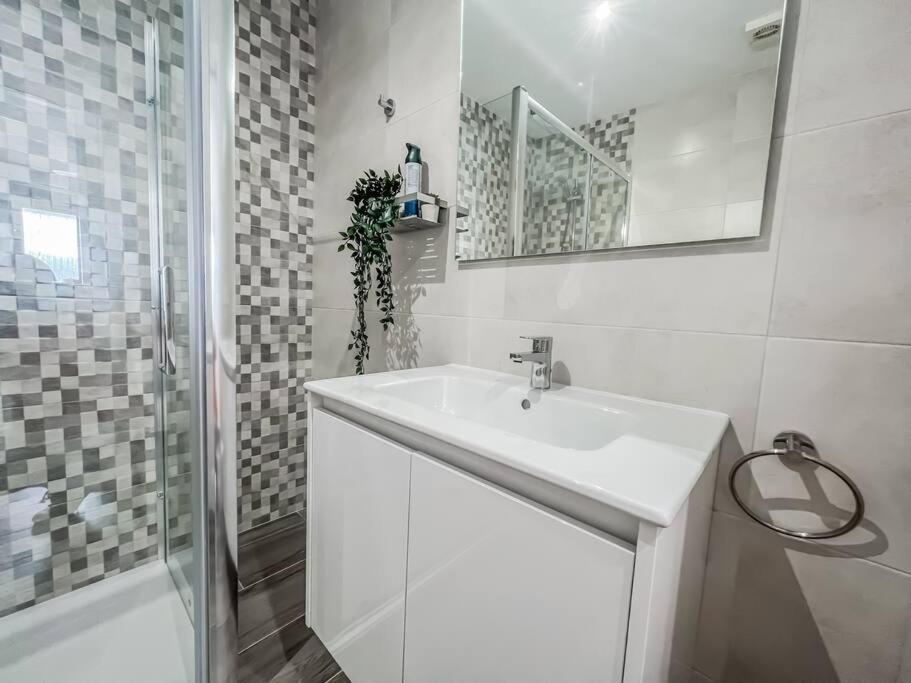 Modern 2 Bed Apartment With Pool In ฟรีฮิเลียนา ภายนอก รูปภาพ